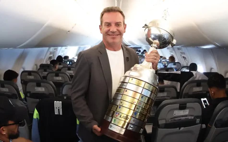 Alexandre Costa, diretor de Operações e Logística, posa com a taça da Libertadores de 2024 (Foto: Vitor Silva/Botafogo)