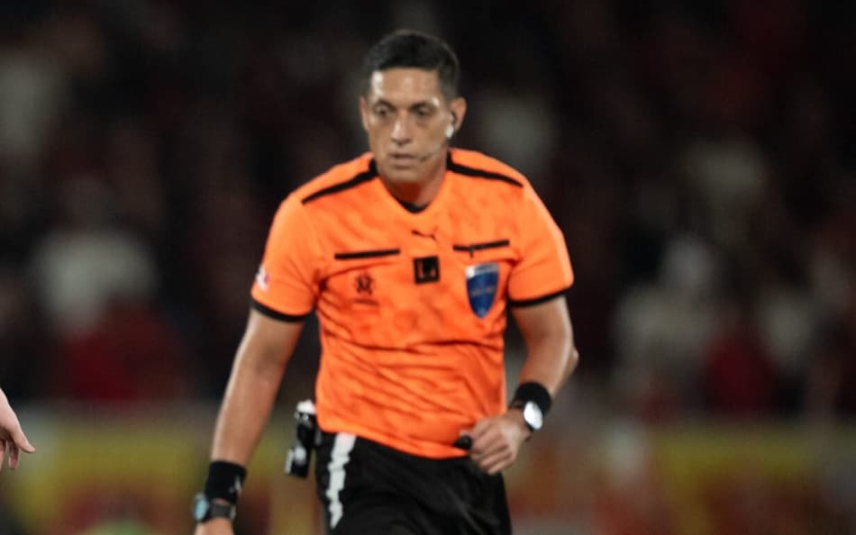 árbitro Jesús Valenzuela (VEN), que apitou o duelo entre Flamengo e Racing no Maracanã