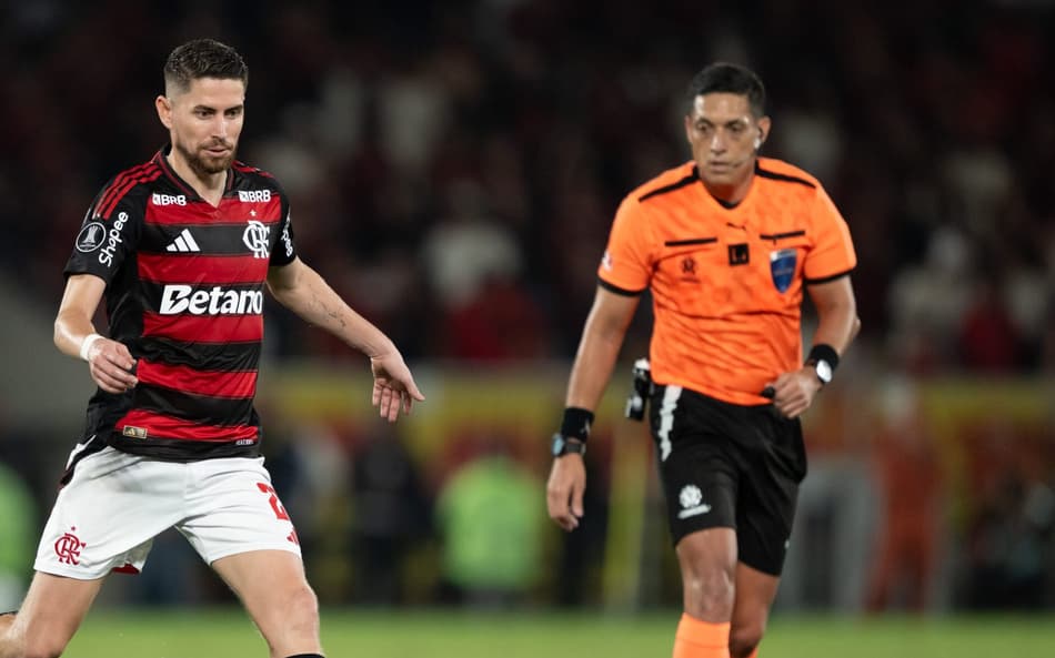 árbitro Jesús Valenzuela (VEN), que apitou o duelo entre Flamengo e Racing no Maracanã
