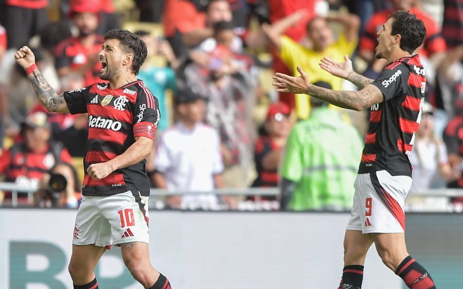Arrascaeta comemora seu gol no jogo do Flamengo contra o Palmeiras no Maracanã