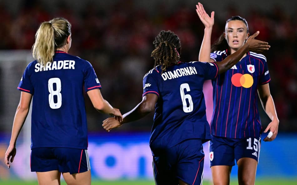 Pela Champions League Feminina, o Lyon venceu o Arsenal por 2 a 1 (Foto: Ben STANSALL / AFP)