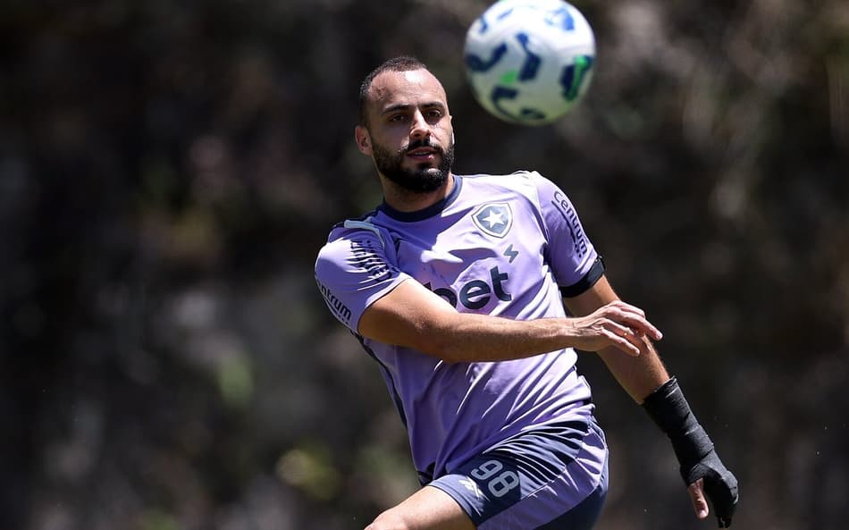 Arthur Cabral treinou com proteção na mão e deve ir para o jogo