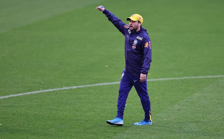 Arthur Elias durante treino da Seleção Feminina na Inglaterra (Foto: Lívia Villas Boas/CBF)
