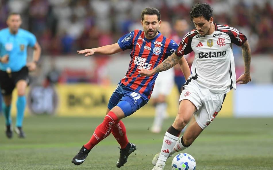 Everton Ribeiro, do Bahia, disputa lance com Pedro, do Flamengo, na Fonte Nova pelo Brasileiro