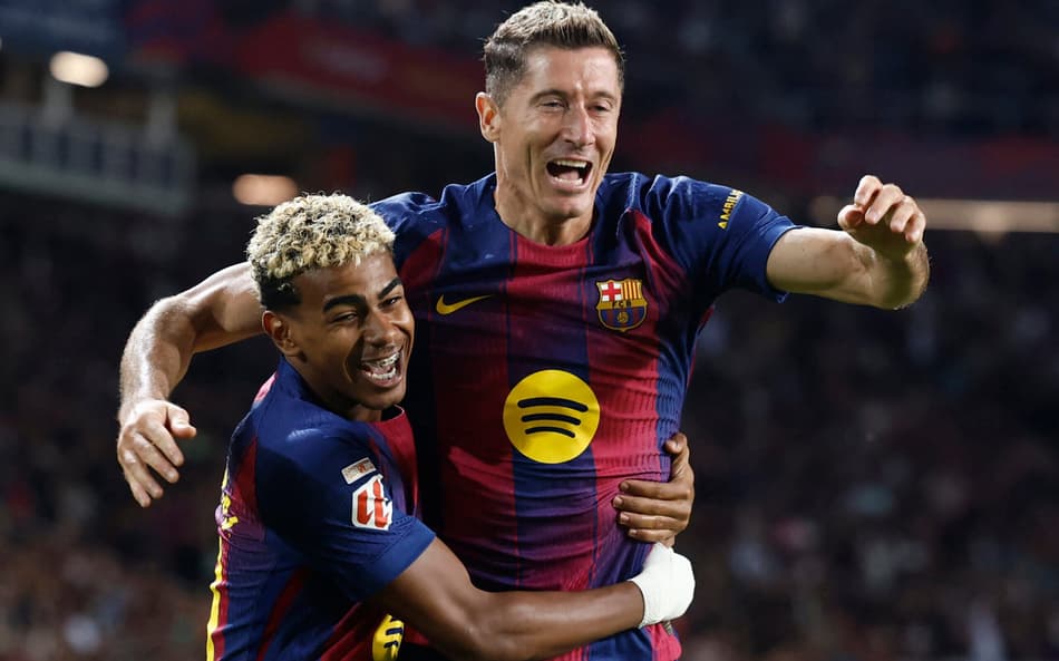 Lamine Yamal e Robert Lewandowski em ação pelo Barcelona (Foto: Josep LAGO / AFP)