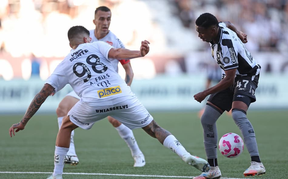 Botafogo e Santos fizeram uma partida bem disputada no Nilton Santos