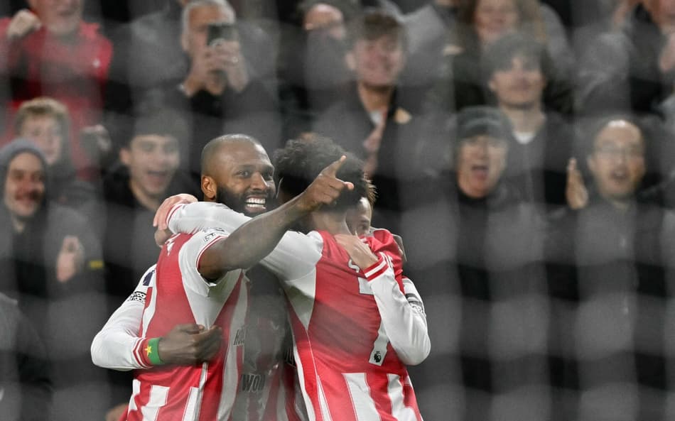 Igor Thiago comemora gol do Brentford pela Premier League (Foto: Glyn KIRK / AFP)