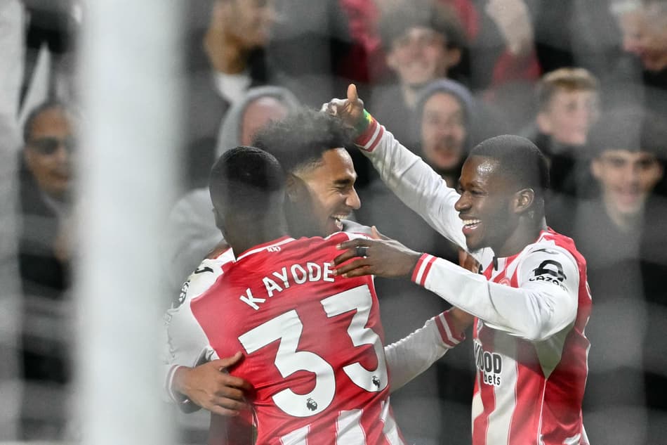 Pela Premier League, o Brentford venceu o Liverpool 3 a 2 (Foto: Glyn KIRK / AFP)