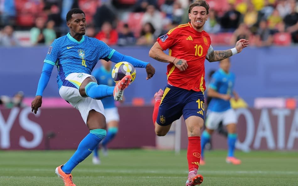 Bruno Alves em ação no jogo do Brasil contra a Espanha pelo Mundial Sub-20 (Photo by Javier TORRES / AFP)