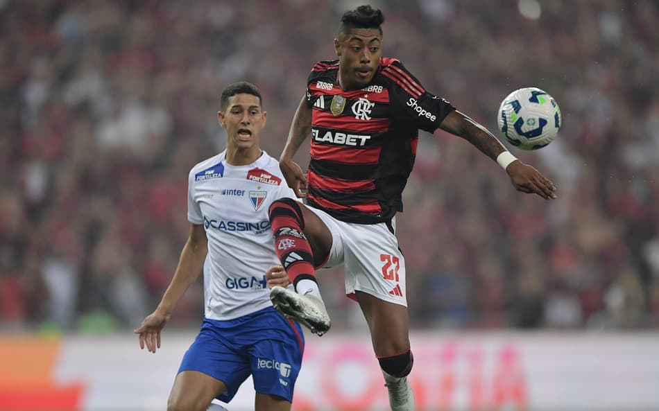 Bruno Henrique, do Flamengo, em ação no jogo contra o Fortaleza