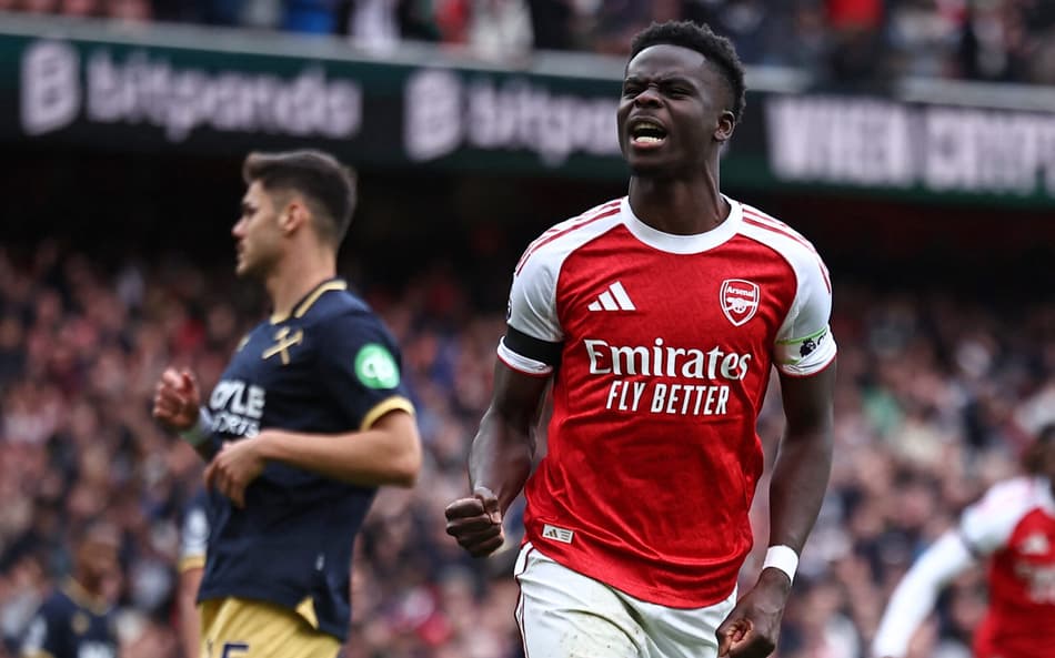 Bukayo Saka, do Arsenal, comemora após marcar de pênalti contra o West Ham, pela Premier League, no Emirates Stadium