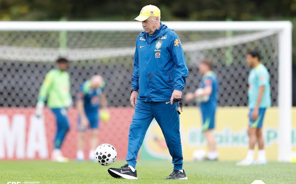 Carlo Ancelotti, técnico da Seleção, durante treino na Coreia do Sul
