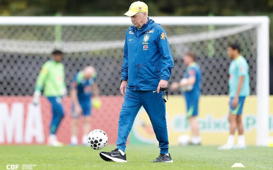 Carlo Ancelotti, técnico da Seleção, durante treino na Coreia do Sul