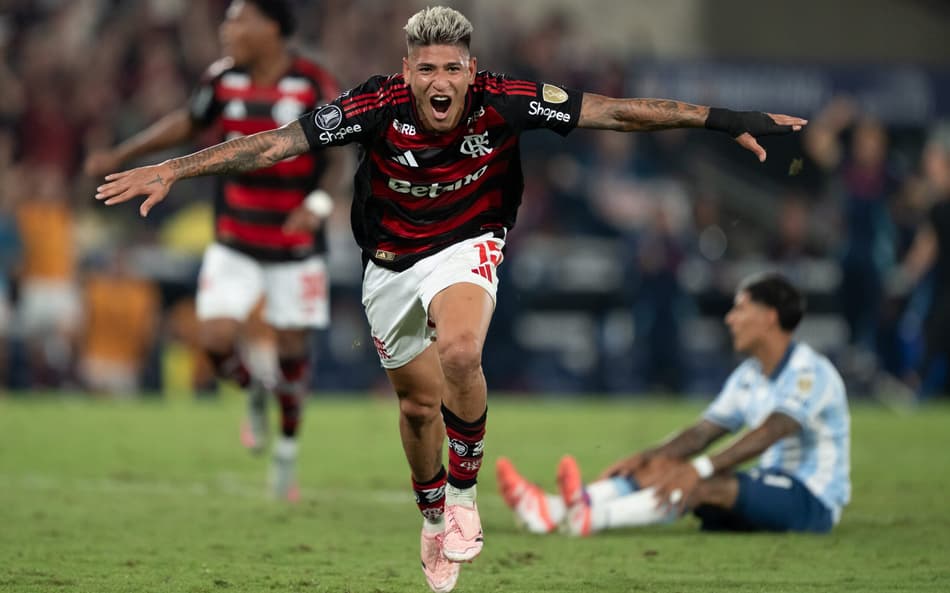 Carrascal comemora gol do Flamengo diante do Racing (Foto: Jorge Rodrigues/AGIF)