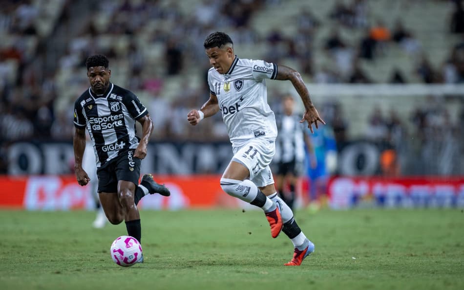 Matheus Martins, do Botafogo, durante partida contra o Ceará no Castelão