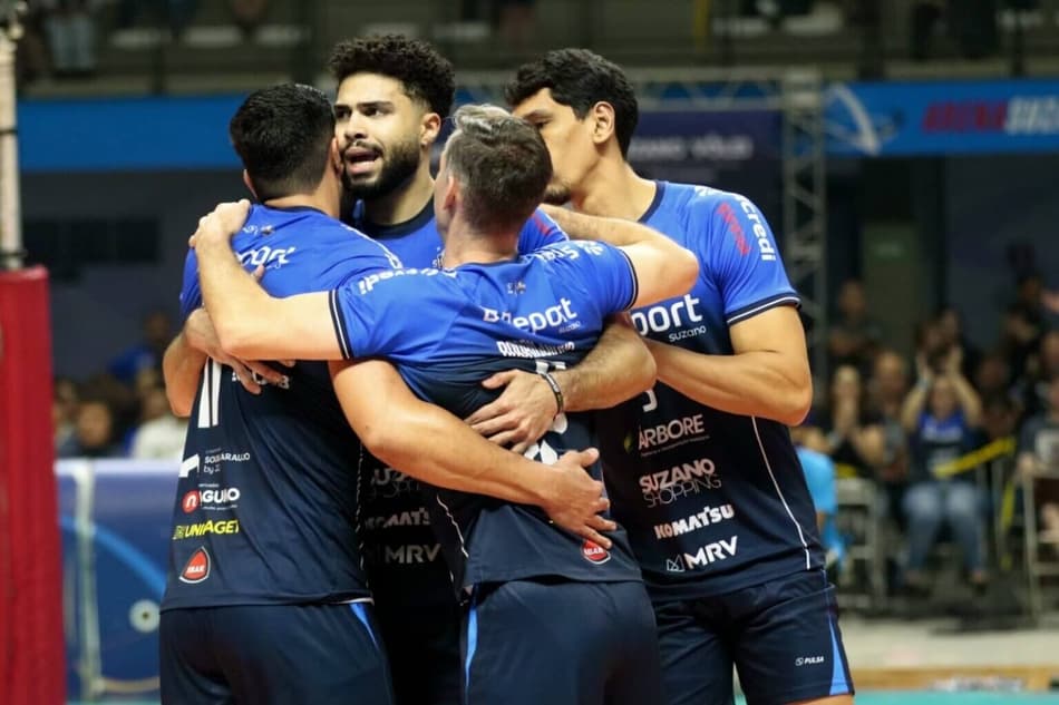 Jogadores do Suzano comemoram a vitória sobre o Sesi nas semifinal do Paulista (Divulgação/Suzano)