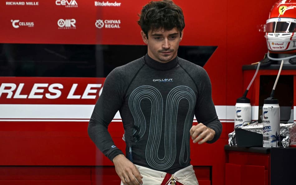 Charles Leclerc com o colete de esfriamento na F1 2025 (Foto: Lillian SUWANRUMPHA / AFP)