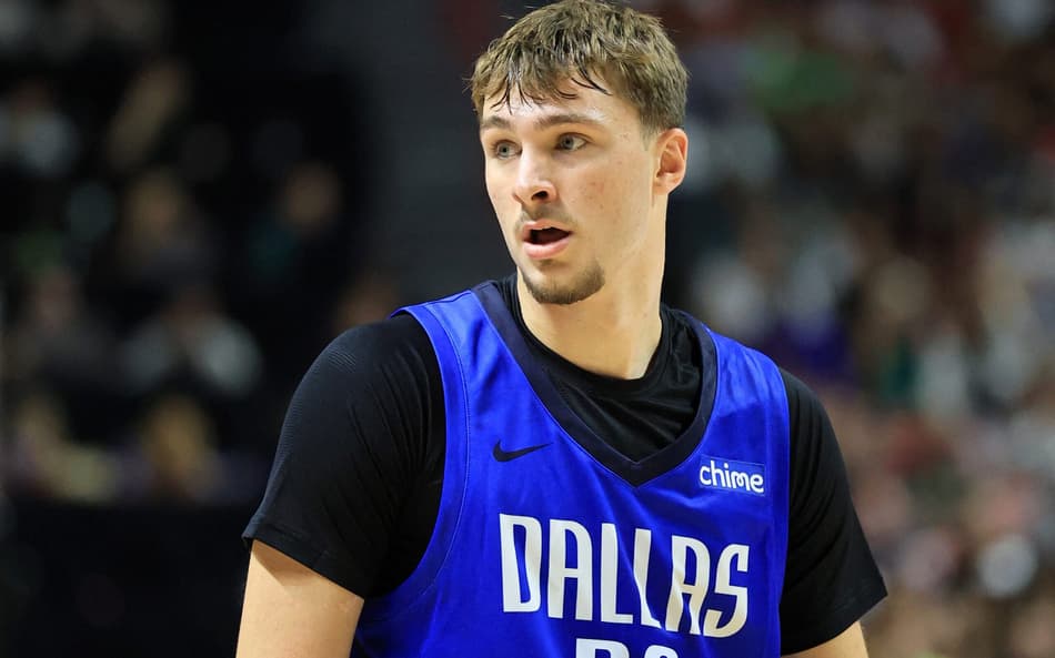 Cooper Flagg, do Mavericks, em ação contra o Spurs na Summer League (Foto: Ryan Stetz/NBAE via Getty Images/AFP)