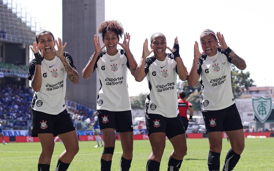 Jogadoras do Corinthians comemoram gol contra o Cruzeiro na final do Brasileirão Feminino
