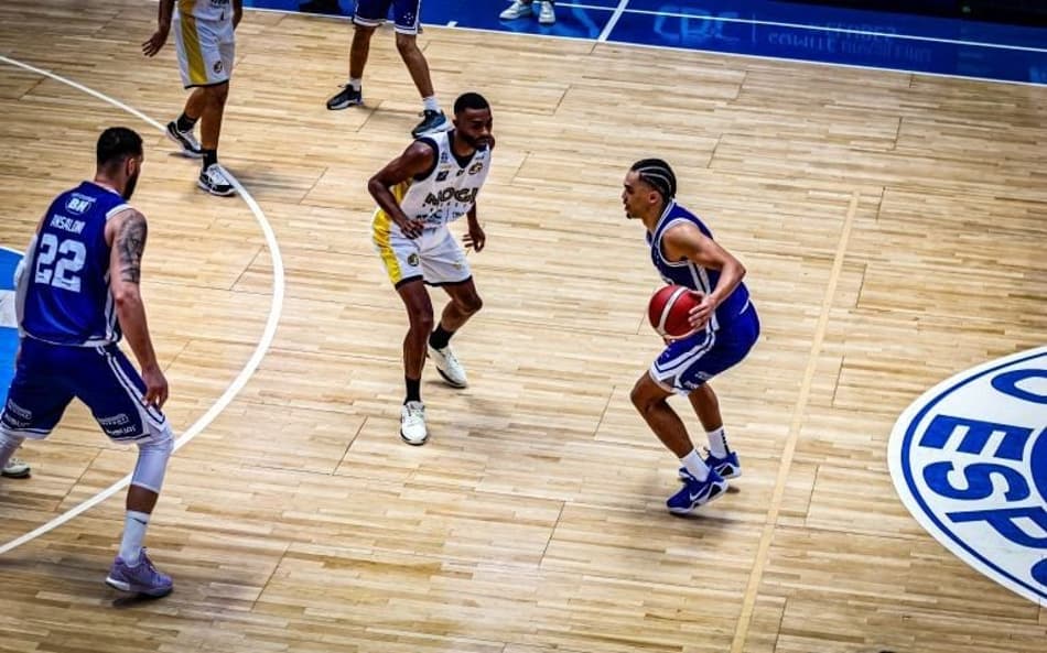 Mogi vence Cruzeiro no NBB (Foto: Divulgação NBB)
