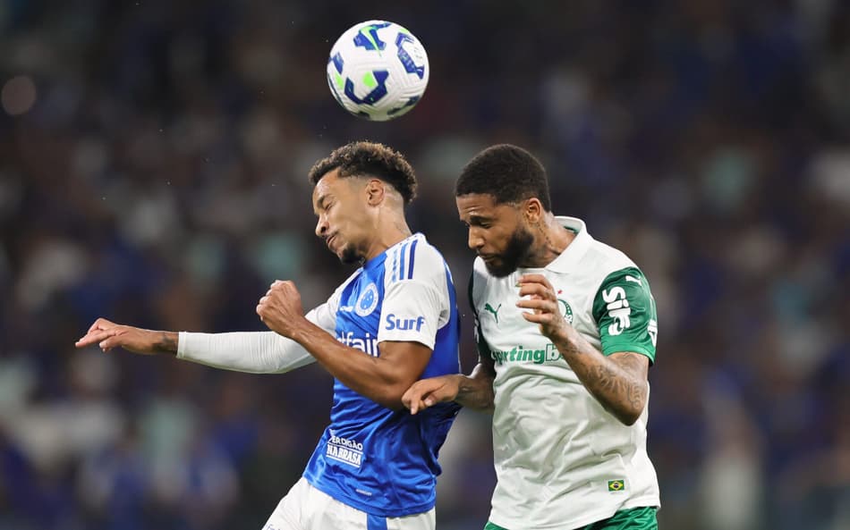 Matheus Pereira, do Cruzeiro, disputa bola durante partida contra o Palmeiras no Mineirão
