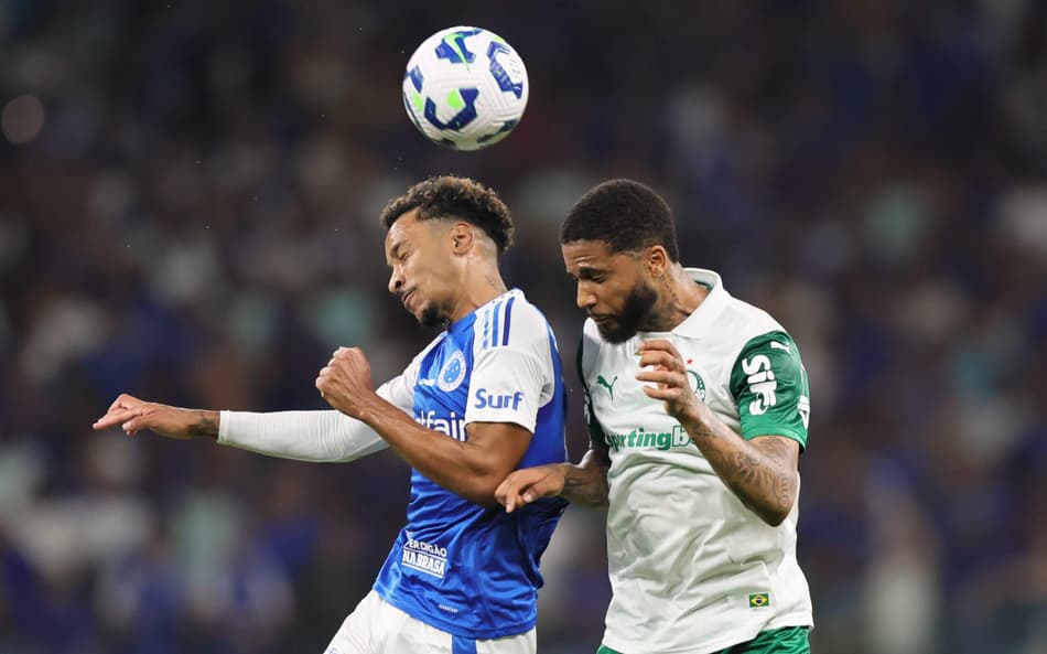 Matheus Pereira, do Cruzeiro, disputa bola durante partida contra o Palmeiras no Mineirão