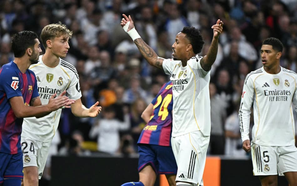 Éder Militão em ação no duelo entre Real Madrid e Barcelona (Foto: Oscar DEL POZO / AFP)