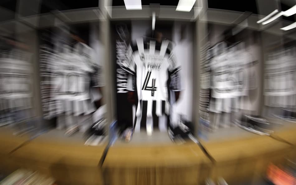 Botafogo enfrenta o Santos precisando vencer para não se afastar do G-4
