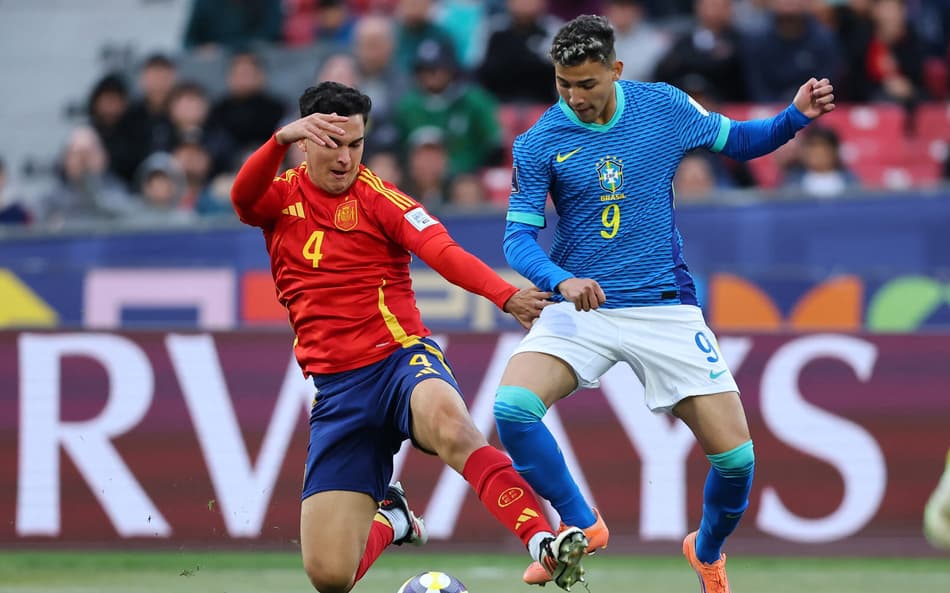 Deivid Washington em ação no jogo do Brasil contra a Espanha pelo Mundial Sub-20 (Photo by Javier TORRES / AFP)