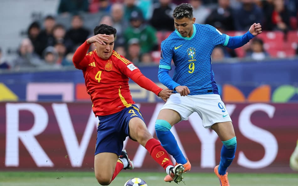 Deivid Washington em ação no jogo do Brasil contra a Espanha pelo Mundial Sub-20 (Photo by Javier TORRES / AFP)