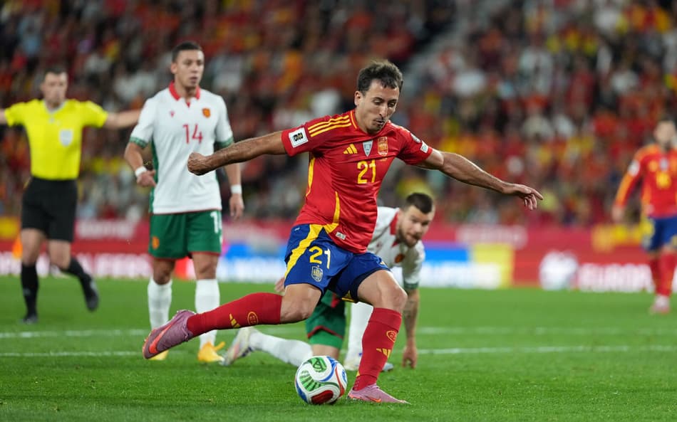 Mikel Oyarzabal em ação durante Espanha x Bulgária pelas Eliminatórias da Copa