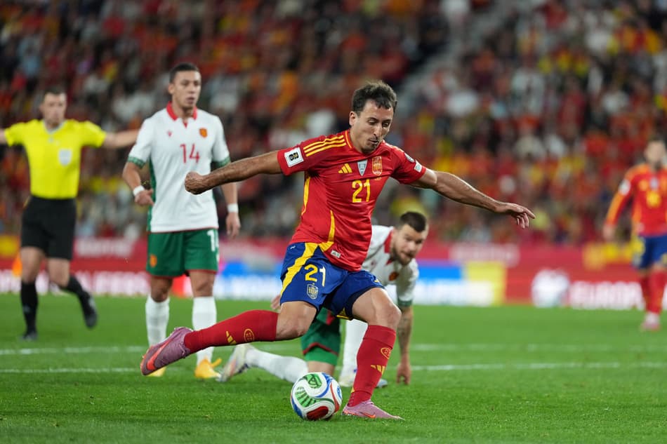 Mikel Oyarzabal em ação durante Espanha x Bulgária pelas Eliminatórias da Copa