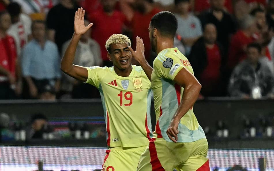 Lamine Yamal e Mikel Merino comemoram gol da Espanha contra a Turquia pelas Eliminatórias da Copa (Photo by OZAN KOSE / AFP)