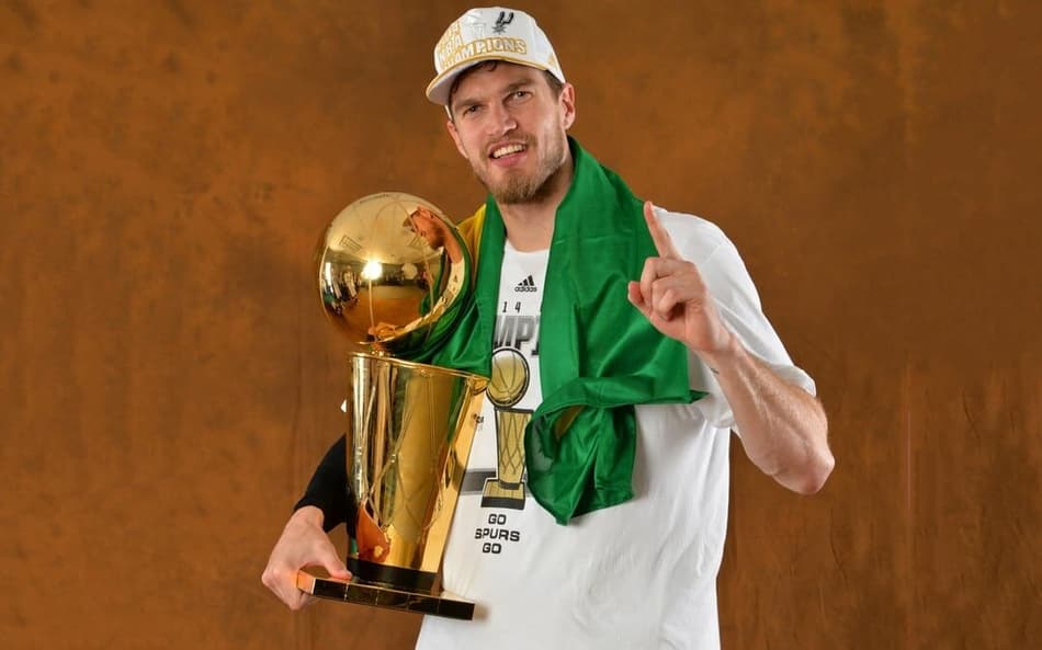 Tiago Splitter comemorando vitória na NBA (Foto: AFP)