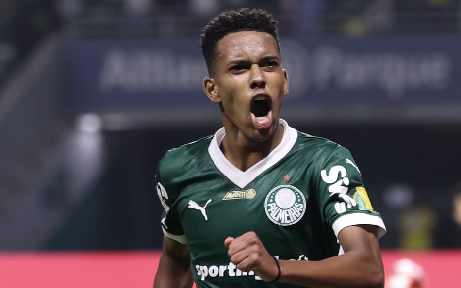 Estêvão comemora gol no jogo do Palmeiras contra o Botafogo-SP pelo Paulistão 2025