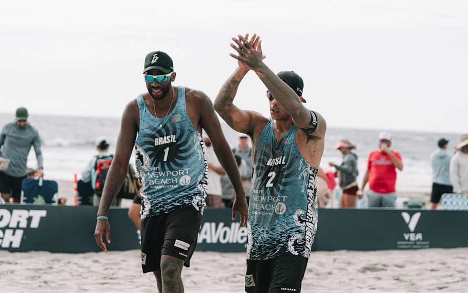 Evandro e Arthur Lanci estão na semifinal da etapa de Newport Beach do Elite 16 (Foto: Volleyball World)