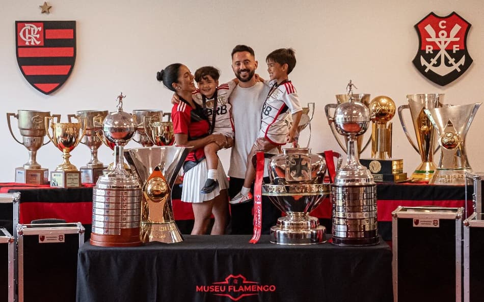 Everton Ribeiro e família na Gávea (Foto: Divulgação/Flamengo)