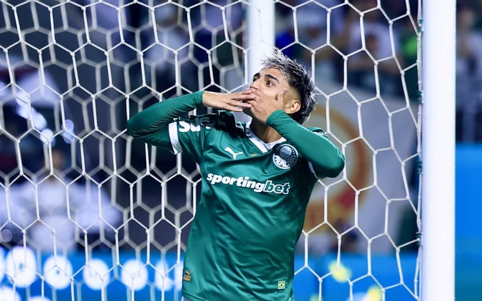 Facundo Torres comemora gol contra o Grêmio