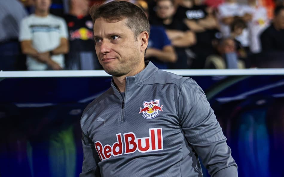 Fernando Seabra, técnico do Bragantino, no jogo contra o Palmeiras (Foto: Fabio Giannelli/AGIF)