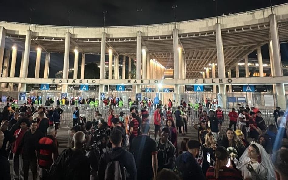 Torcida do Flamengo chegando para o jogo contra o Racing no Maracanã pela semifinal da Libertadores