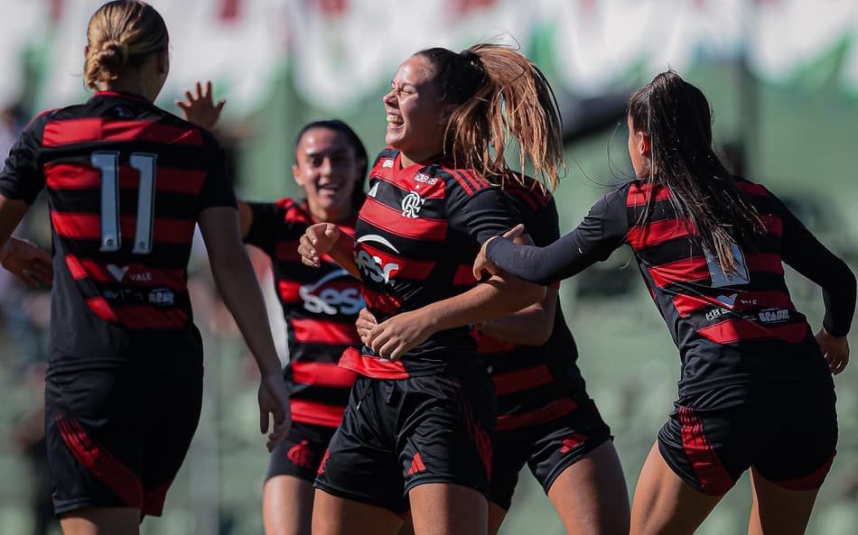 Jogadora do FLamengo comemoram gol sobre o Fluminense na final do Carioca Feminino Sub-20 (Foto: Paula Reis/CFR)