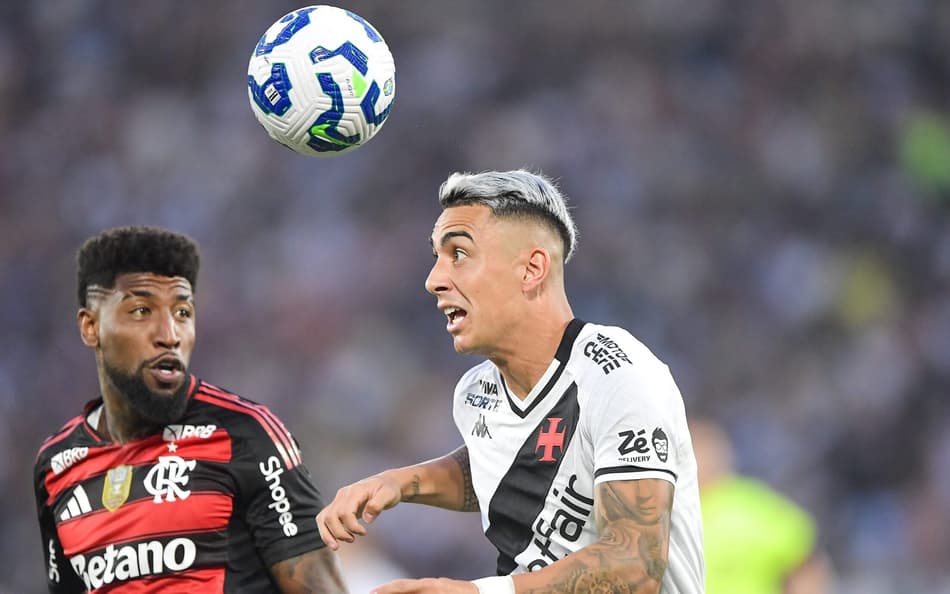Emerson Royal, do Flamengo, disputa lance com Puma Rodriguez, do Vasco, no Maracanã pelo Brasileirão
