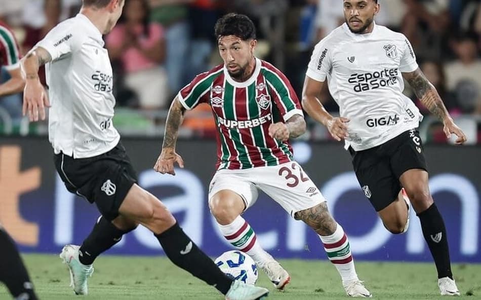 Lucho Acosta conduz a bola em Fluminense x Ceará (Foto: Marcelo Gonçalves / Fluminense)