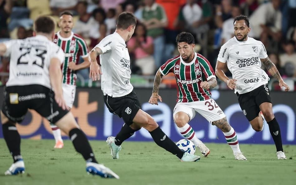 Lucho Acosta conduz a bola em Fluminense x Ceará (Foto: Marcelo Gonçalves / Fluminense)