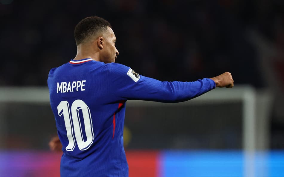 Kylian Mbappé foi o destaque da vitória da França por 3 a 0 sobre Azerbaijão (Foto: FRANCK FIFE / AFP)