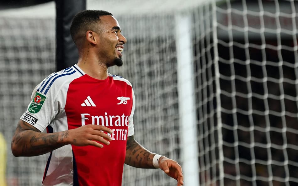 Gabriel Jesus comemora hat-trick pelo Arsenal (Foto: Glyn Kirk/AFP)