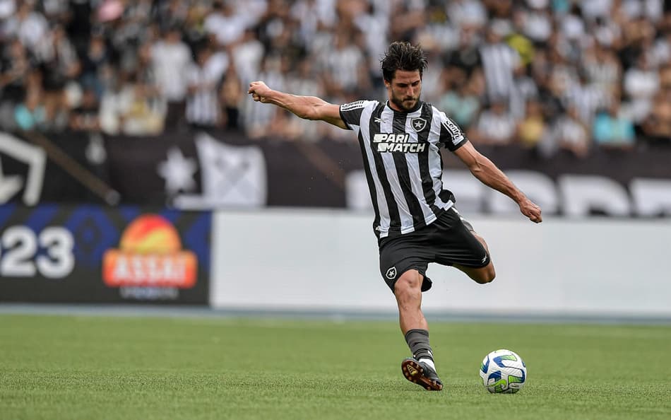 Gabriel Piresem campo pelo Botafogo (Foto: Thiago Ribeiro/AGIF)