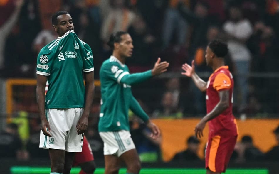 Isak lamenta derrota do Liverpool para o Galatasaray por 1 a 0 (Foto: Ozan KOSE / AFP)