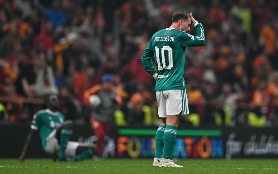 Pela Champions League, o Liverpool foi derrotado pelo Galatasaray por 1 a 0 (Foto: Ozan KOSE / AFP)