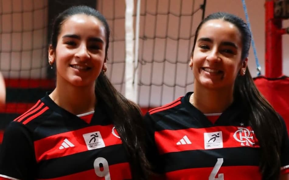 Manuela e Milena Alvarenga na sede do Flamengo no Rio de Janeiro (Foto: Reprodução/Instagram)